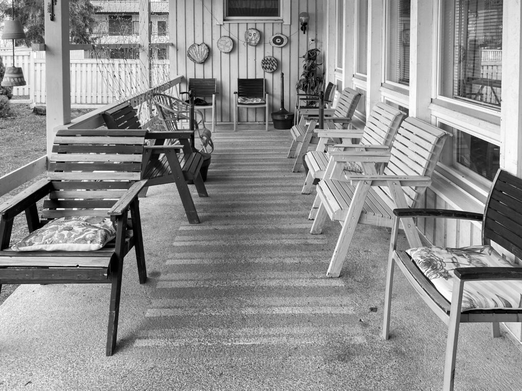 Puutarha tuolit odottavat istujia ulkona.