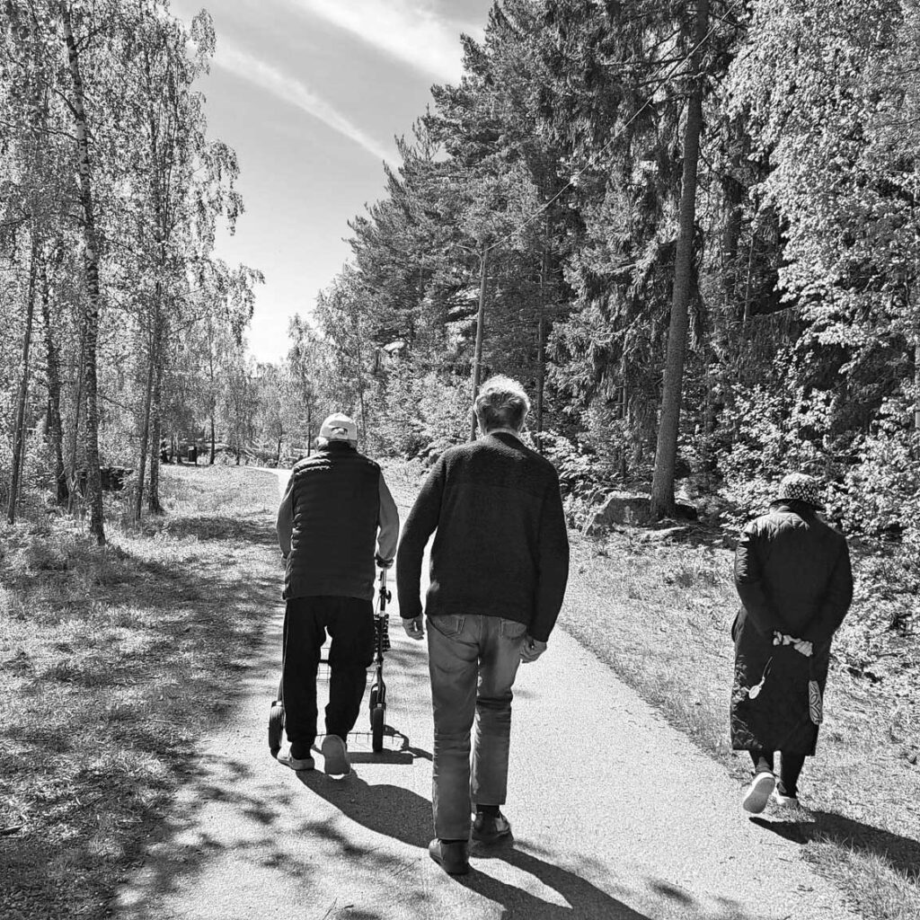 Asukkaita kävelyllä metsässä.